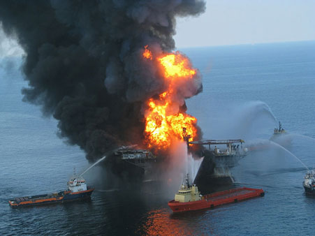 Foto der brennenden Ölplattform Deepwater Horizon