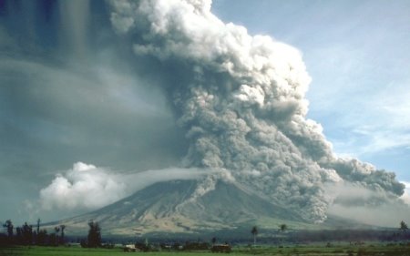 Foto des Ausbruchs des Vulkans Mayon, auf dem ein pyroklastischer Strom zu sehen ist