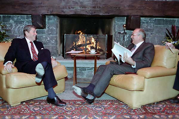Foto des ersten Gipfeltreffens zwischen Ronald Reagan und Michael Gorbatschow, Genf 1985