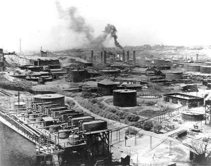 Schwarzweiß-Foto der ersten Raffinerie von Standard Oil aus dem Jahr 1889