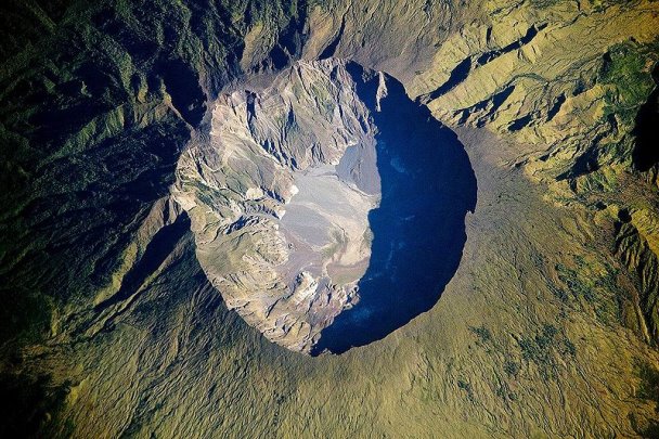 Foto von oben in den Krater des Tambora, eines indonesischen Vulkans