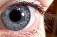 "Deine blauen Augen sind phänomenal": Foto eines blauen (Augenfarbe) Auges.
