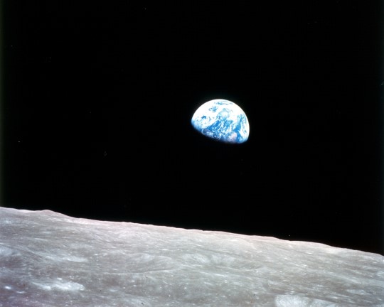 Aufgang der Erde über dem Mond
