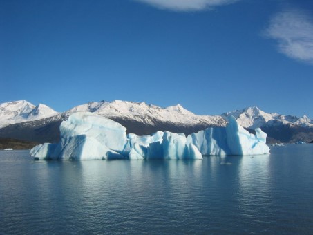 Foto, das flüssiges Wasser, Eis und Wolken zeigt