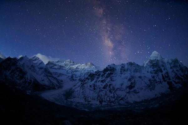 Foto des Kanchenjunga im Himalaya vor nächtlichem Sternenhimmel von Markus Mauthe