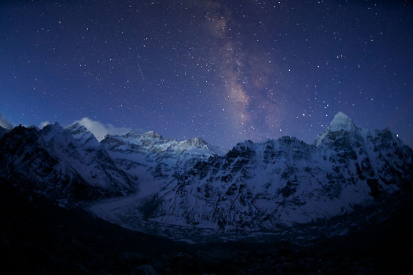 Foto des Kanchenjunga im Himalaya vor nächtlichem Sternenhimmel von Markus Mauthe