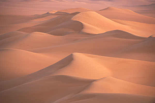 Foto von Sanddünen in der Sahara von Markus Mauthe